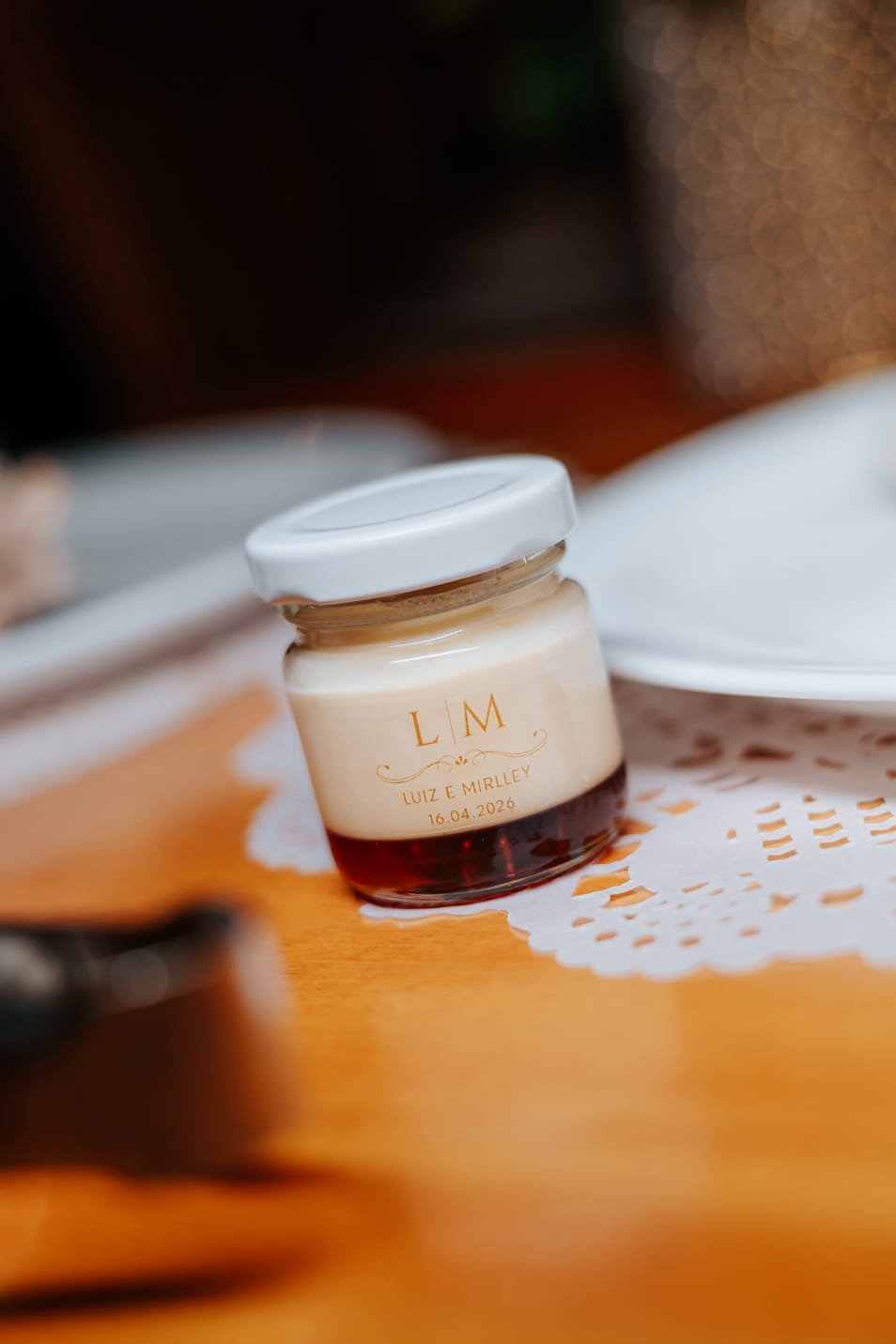 Lembrancinha de casamento personalizada com monograma dos noivos